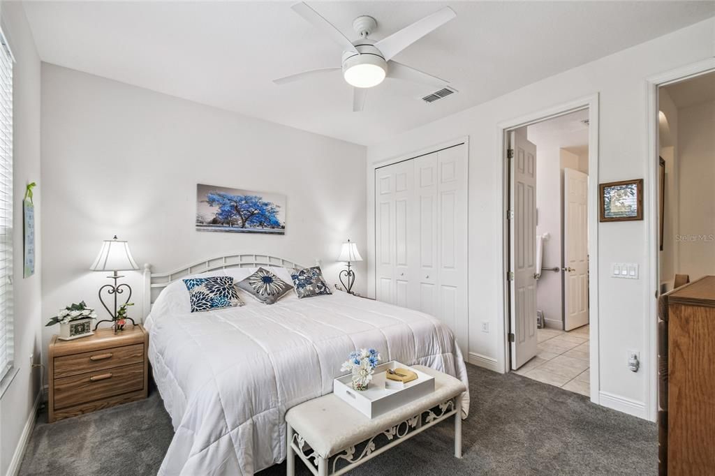 Под контрактом: $369,900 (3 спален, 2 ванн, 2141 Квадратных фут)