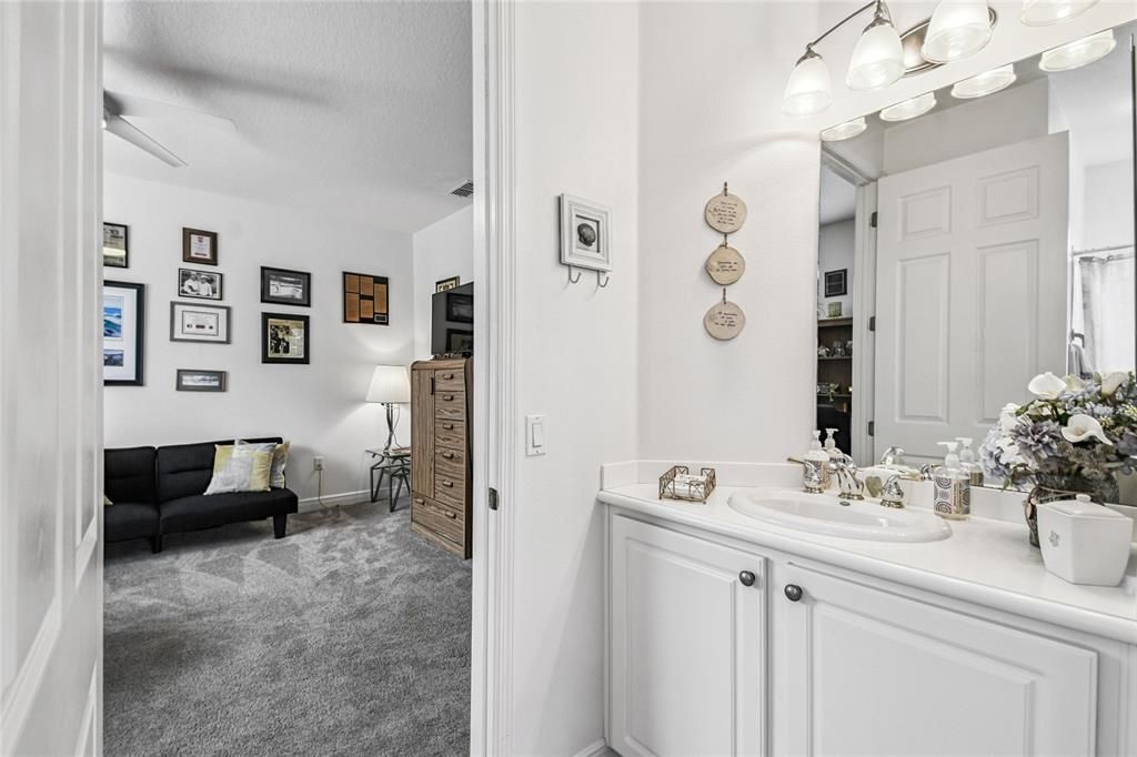 Под контрактом: $369,900 (3 спален, 2 ванн, 2141 Квадратных фут)