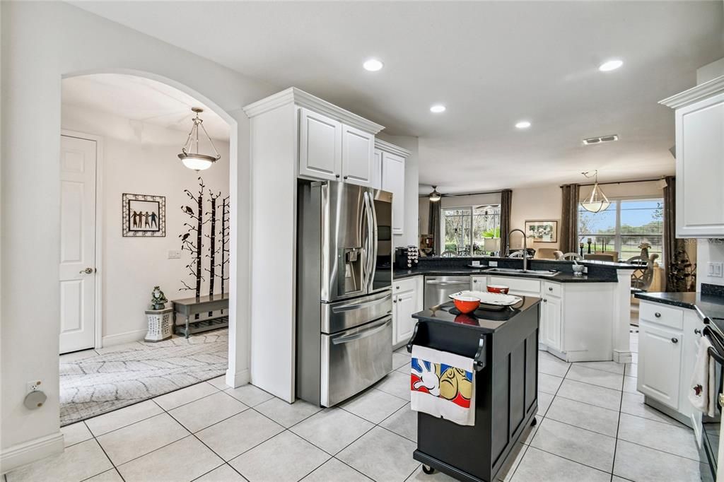 Под контрактом: $369,900 (3 спален, 2 ванн, 2141 Квадратных фут)