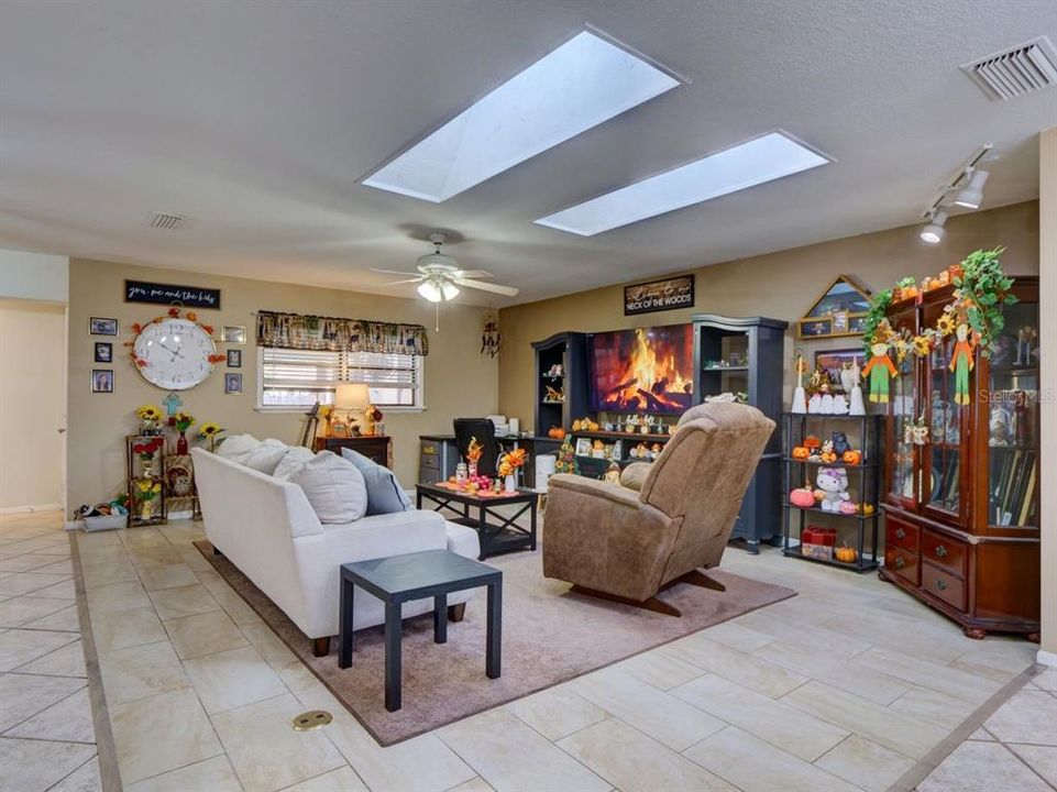 待售: $400,000 (4 贝兹, 3 浴室, 1892 平方英尺)