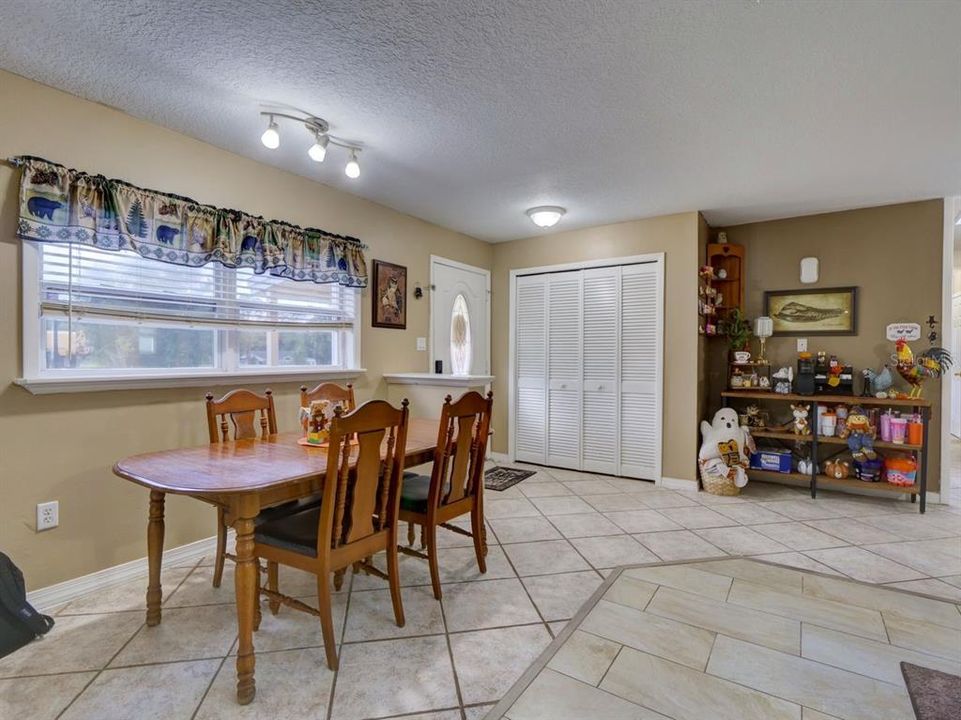 待售: $400,000 (4 贝兹, 3 浴室, 1892 平方英尺)