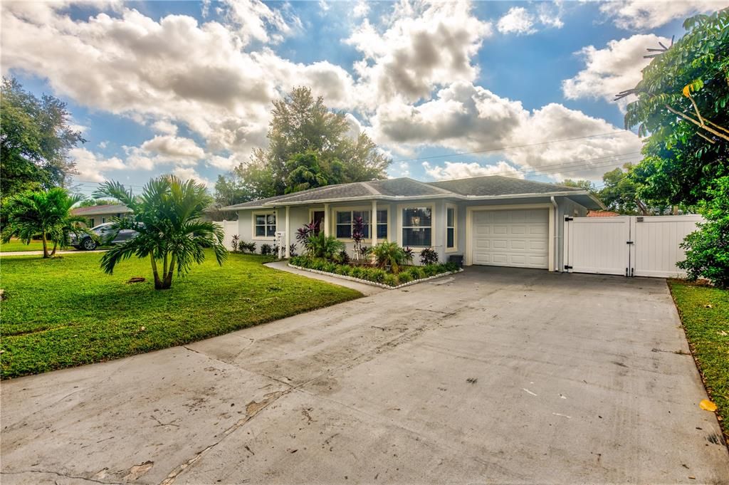 For Rent: $3,250 (2 beds, 2 baths, 984 Square Feet)