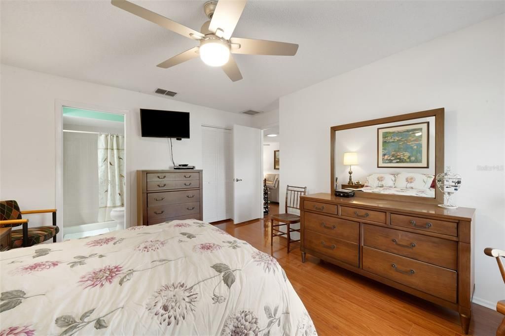 На продажу: $350,000 (2 спален, 2 ванн, 1220 Квадратных фут)