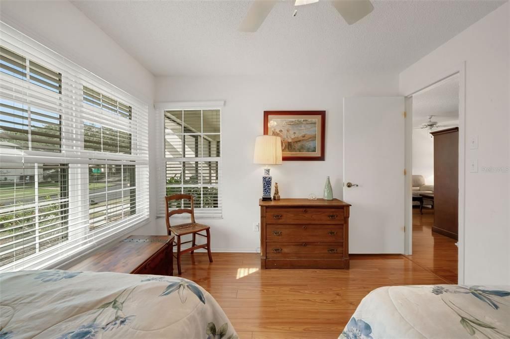 На продажу: $350,000 (2 спален, 2 ванн, 1220 Квадратных фут)