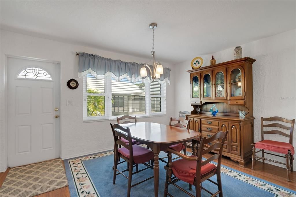 На продажу: $350,000 (2 спален, 2 ванн, 1220 Квадратных фут)