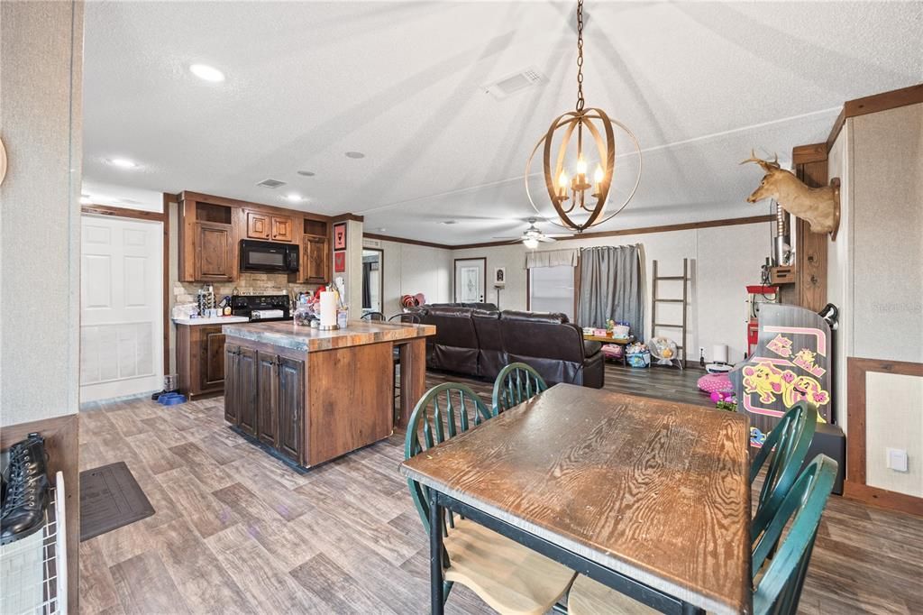 En Venta: $295,000 (4 camas, 3 baños, 1976 Pies cuadrados)