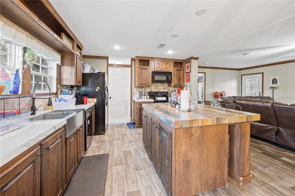 En Venta: $295,000 (4 camas, 3 baños, 1976 Pies cuadrados)