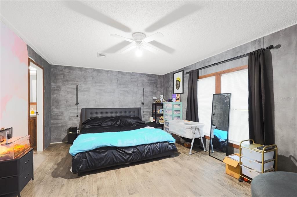 En Venta: $295,000 (4 camas, 3 baños, 1976 Pies cuadrados)