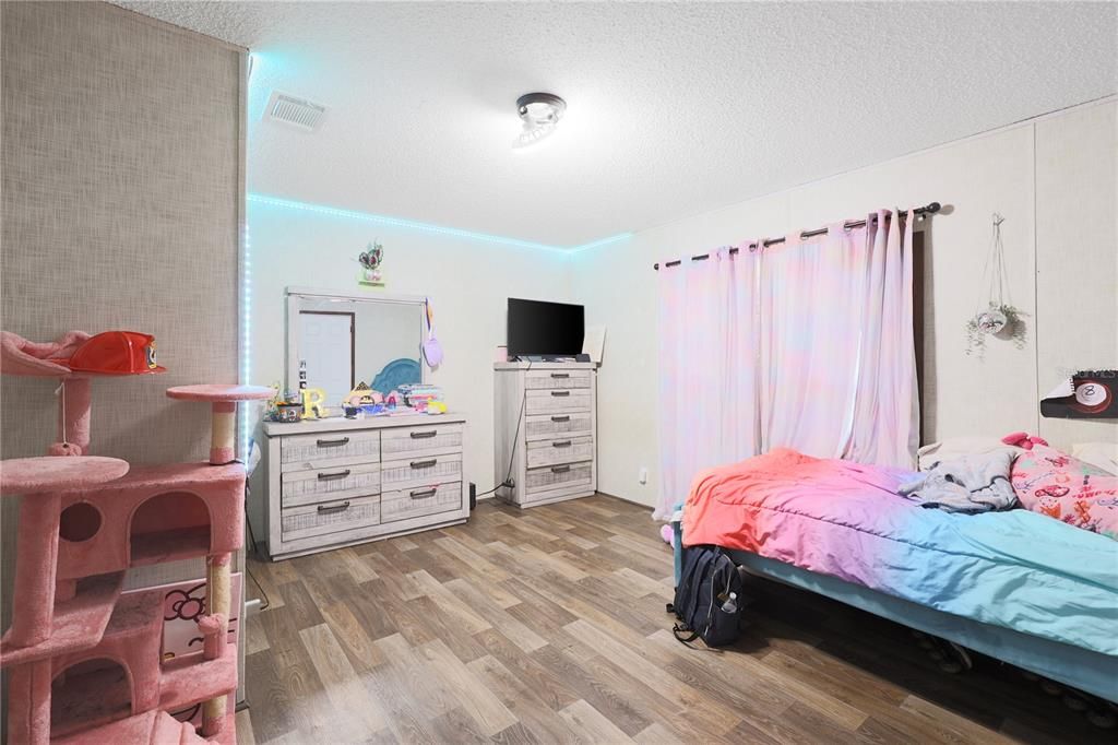 En Venta: $295,000 (4 camas, 3 baños, 1976 Pies cuadrados)