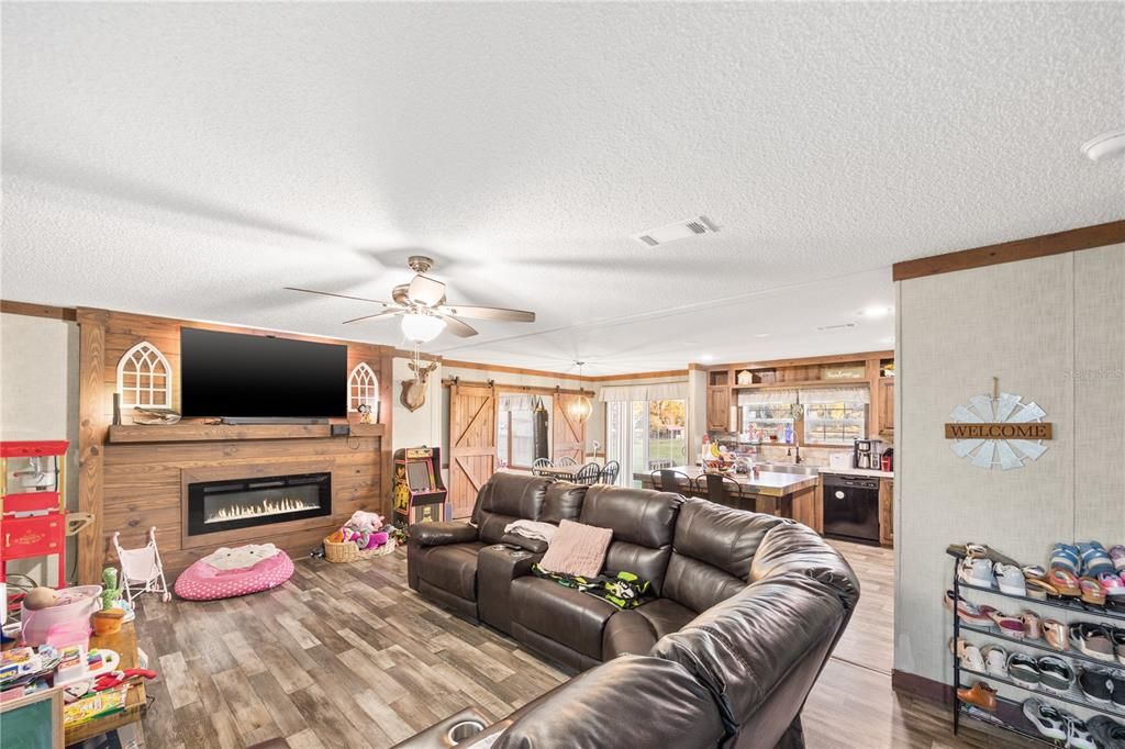 En Venta: $295,000 (4 camas, 3 baños, 1976 Pies cuadrados)