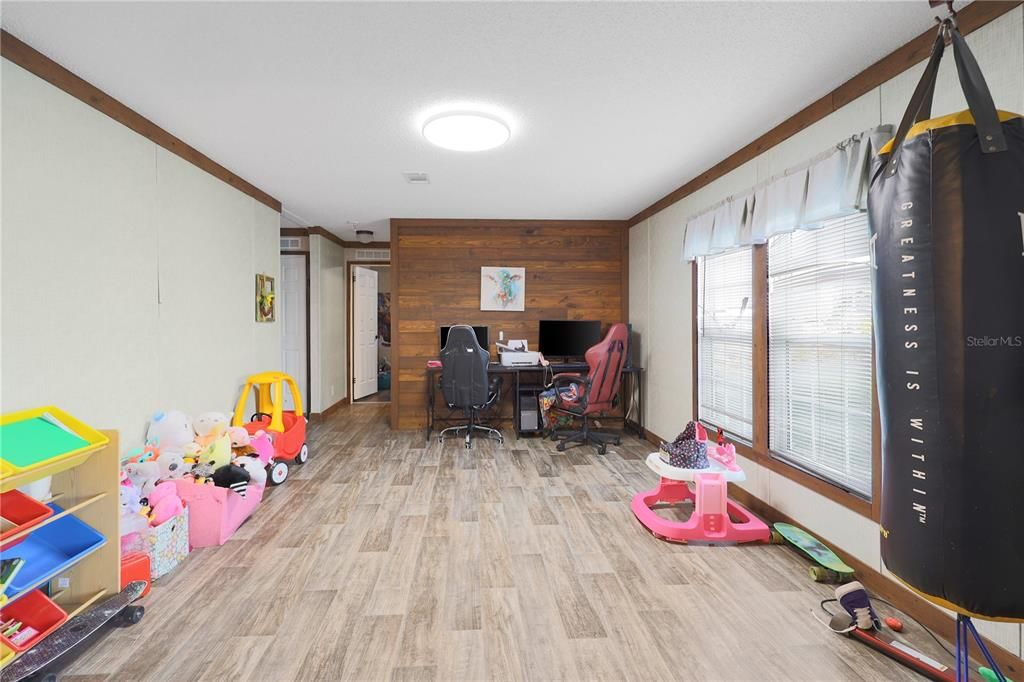 En Venta: $295,000 (4 camas, 3 baños, 1976 Pies cuadrados)