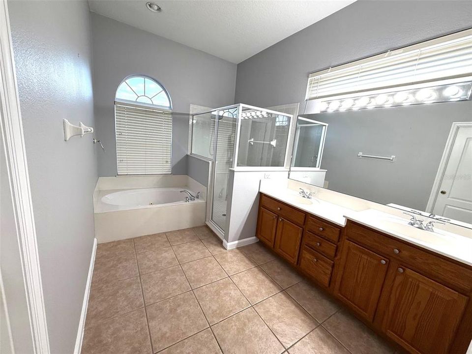 Под контрактом: $444,900 (5 спален, 3 ванн, 2579 Квадратных фут)