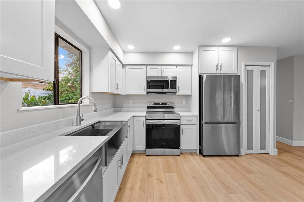 Active With Contract: $295,000 (3 beds, 1 baths, 1001 Square Feet)