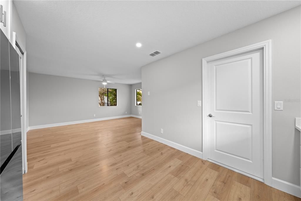 Active With Contract: $295,000 (3 beds, 1 baths, 1001 Square Feet)