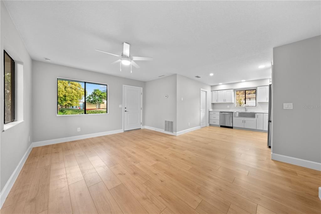 Active With Contract: $295,000 (3 beds, 1 baths, 1001 Square Feet)