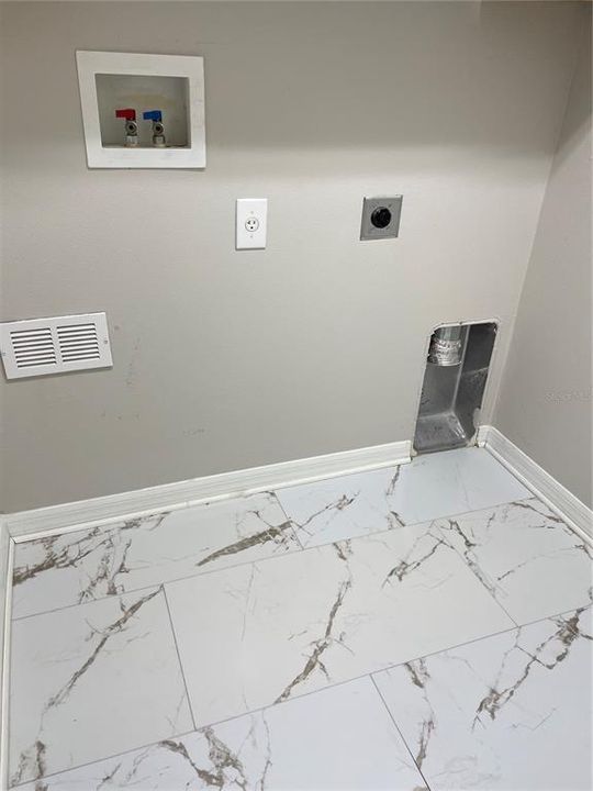 Activo con contrato: $418,900 (3 camas, 2 baños, 1640 Pies cuadrados)