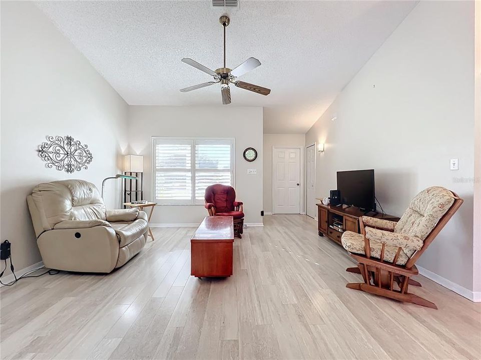 Active With Contract: $225,000 (3 beds, 2 baths, 1005 Square Feet)