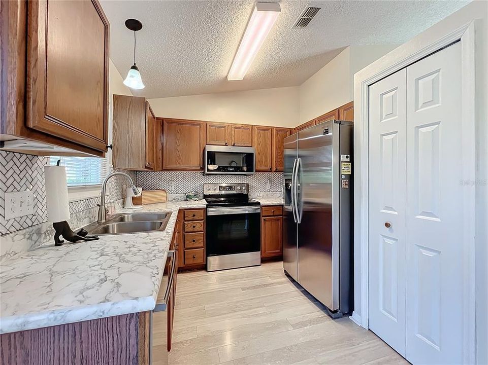 Active With Contract: $225,000 (3 beds, 2 baths, 1005 Square Feet)