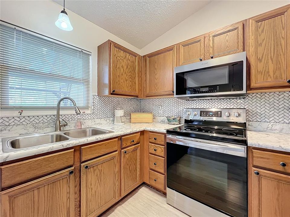 Active With Contract: $225,000 (3 beds, 2 baths, 1005 Square Feet)