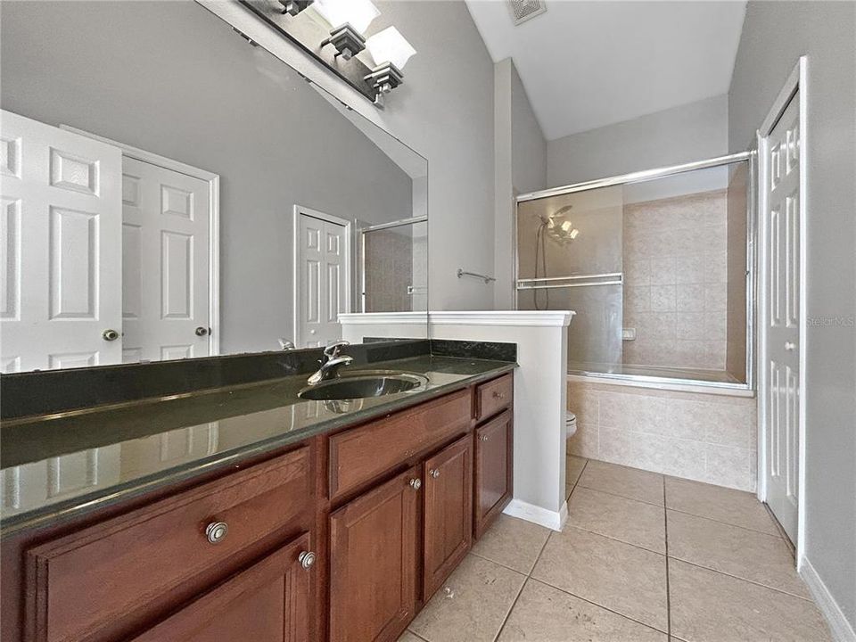 待售: $330,000 (2 贝兹, 2 浴室, 1380 平方英尺)