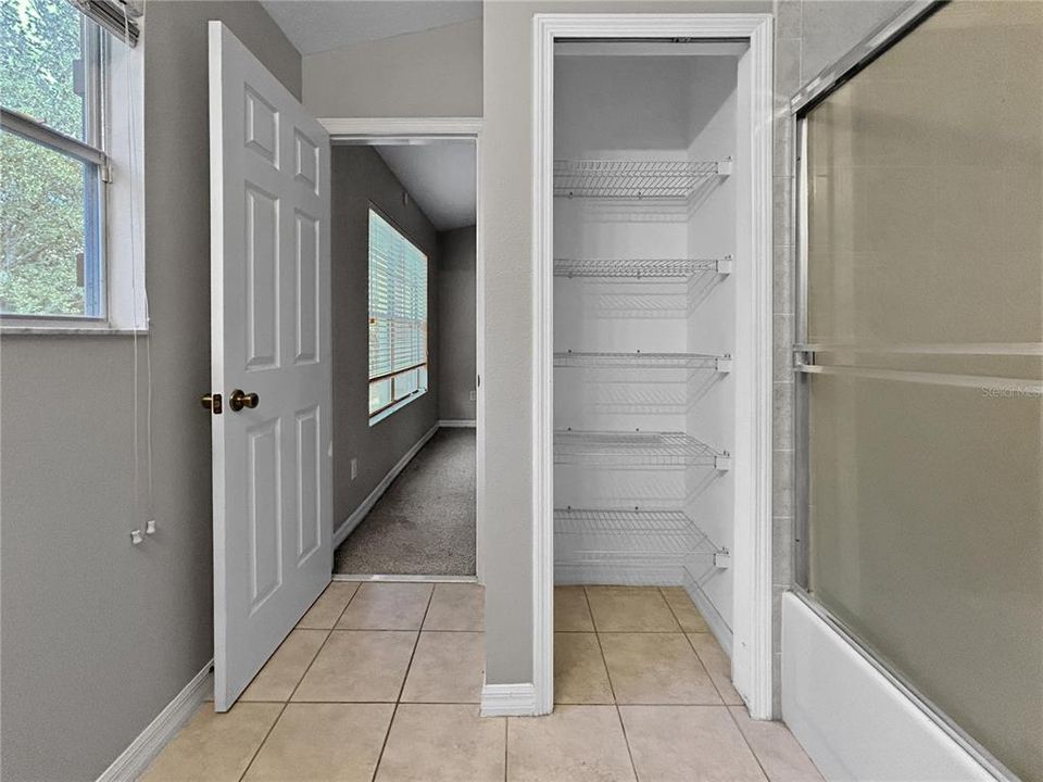 待售: $330,000 (2 贝兹, 2 浴室, 1380 平方英尺)