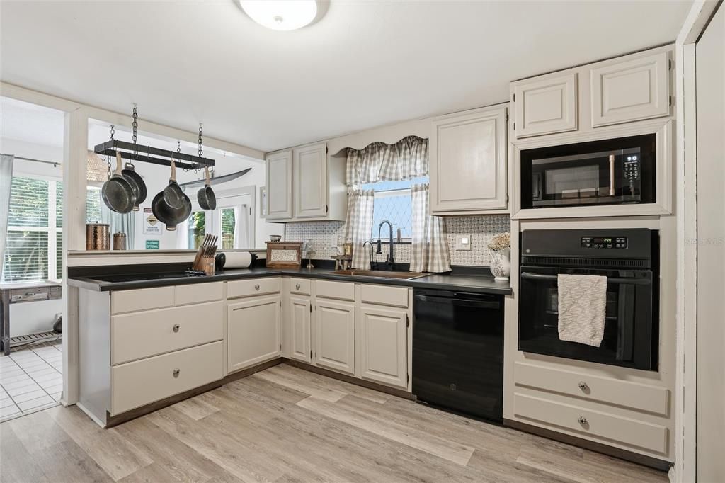 For Sale: $649,800 (2 beds, 2 baths, 1476 Square Feet)