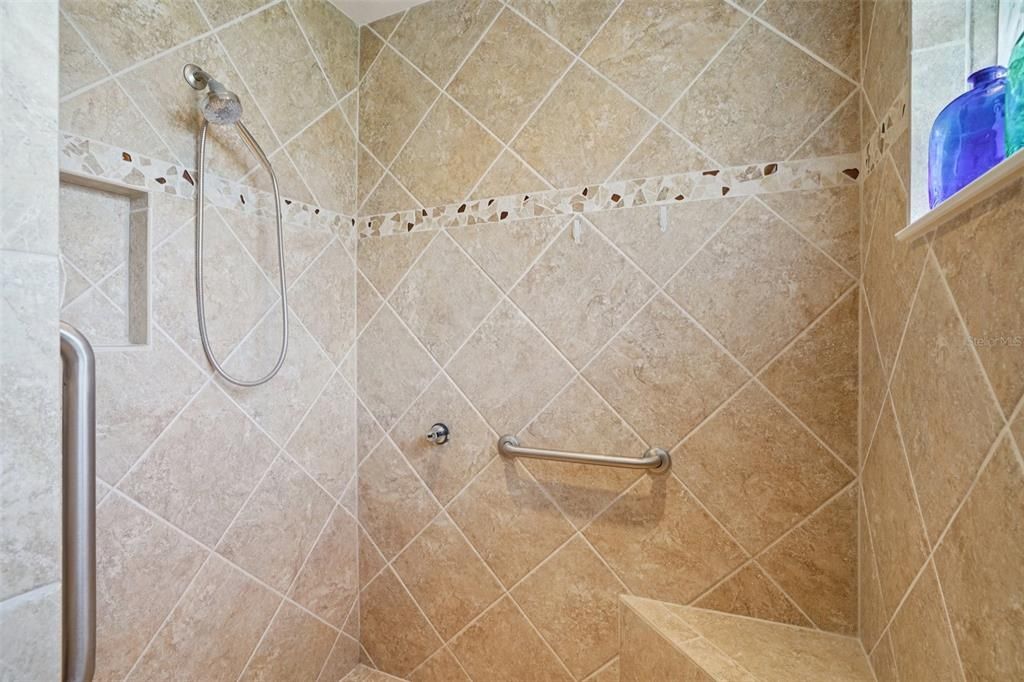 Activo con contrato: $550,000 (3 camas, 2 baños, 1999 Pies cuadrados)