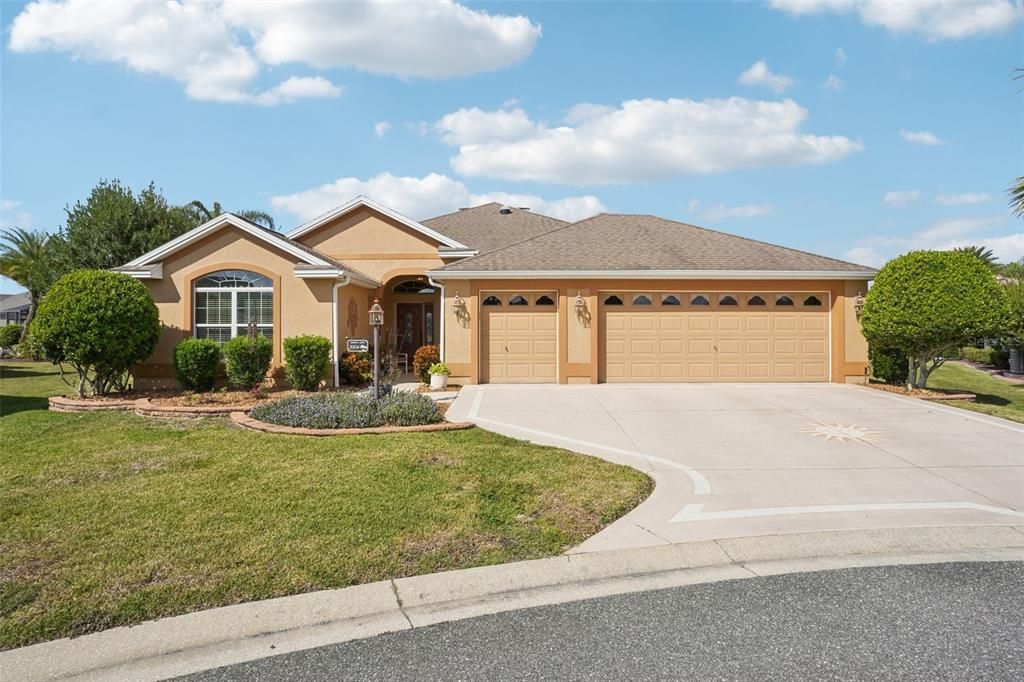 Activo con contrato: $550,000 (3 camas, 2 baños, 1999 Pies cuadrados)