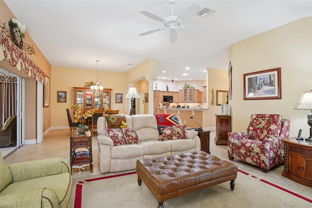 Activo con contrato: $550,000 (3 camas, 2 baños, 1999 Pies cuadrados)