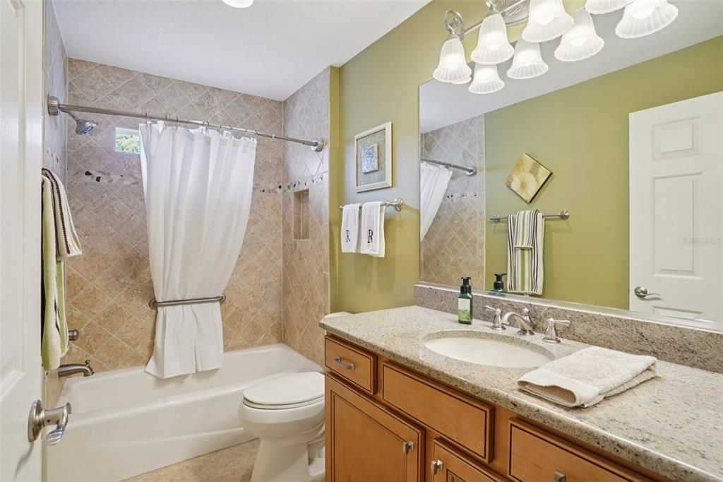 Activo con contrato: $550,000 (3 camas, 2 baños, 1999 Pies cuadrados)