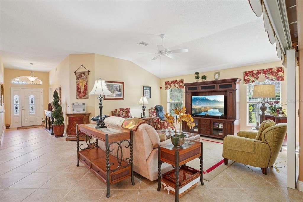 Activo con contrato: $550,000 (3 camas, 2 baños, 1999 Pies cuadrados)