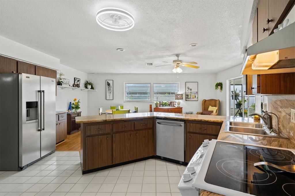 Active With Contract: $500,000 (3 beds, 2 baths, 2010 Square Feet)