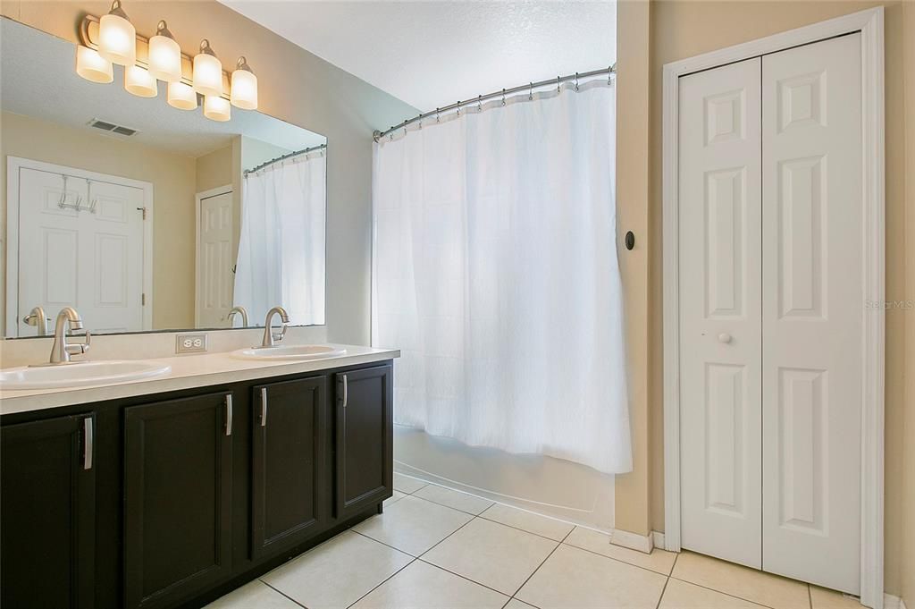 Под контрактом: $435,000 (3 спален, 2 ванн, 1717 Квадратных фут)