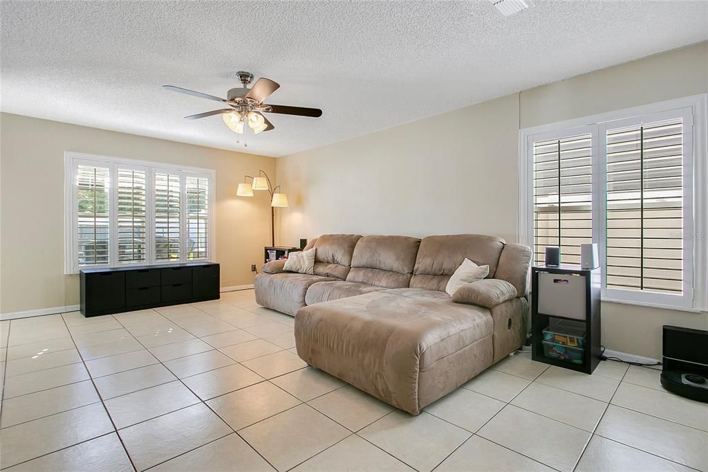 Под контрактом: $435,000 (3 спален, 2 ванн, 1717 Квадратных фут)