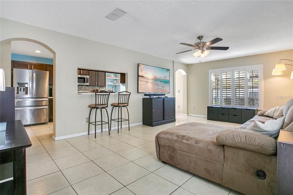 Под контрактом: $435,000 (3 спален, 2 ванн, 1717 Квадратных фут)