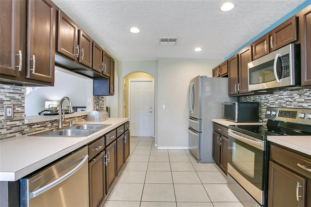 Под контрактом: $435,000 (3 спален, 2 ванн, 1717 Квадратных фут)