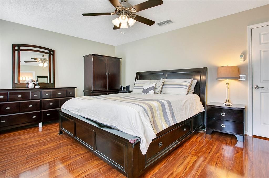 Под контрактом: $435,000 (3 спален, 2 ванн, 1717 Квадратных фут)