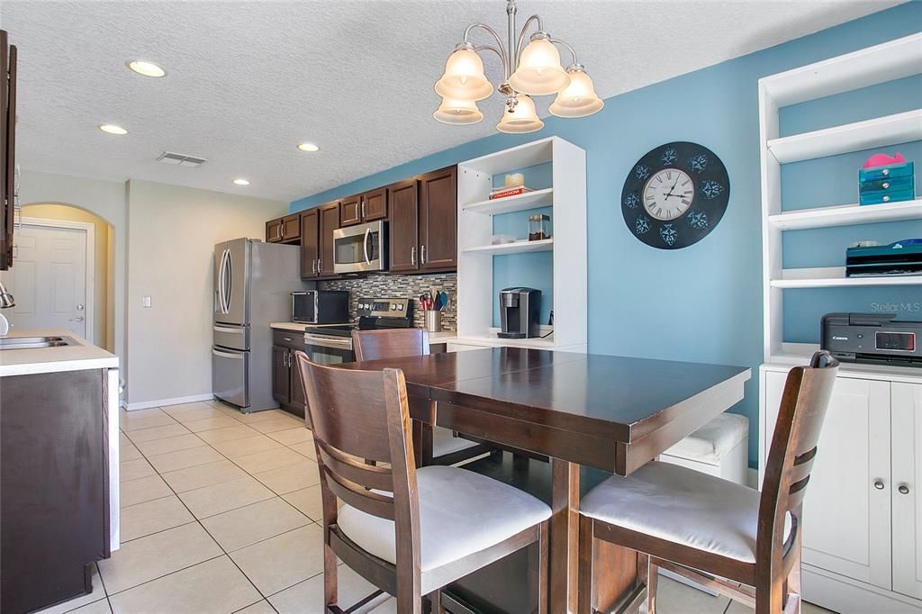 Под контрактом: $435,000 (3 спален, 2 ванн, 1717 Квадратных фут)