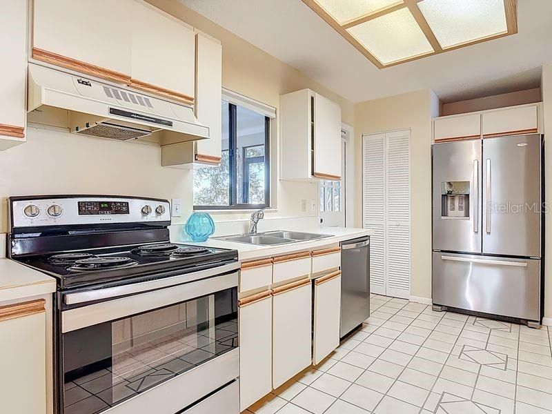 En Venta: $494,000 (4 camas, 2 baños, 1997 Pies cuadrados)