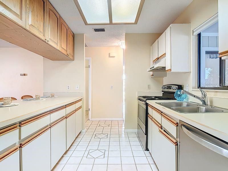 En Venta: $494,000 (4 camas, 2 baños, 1997 Pies cuadrados)