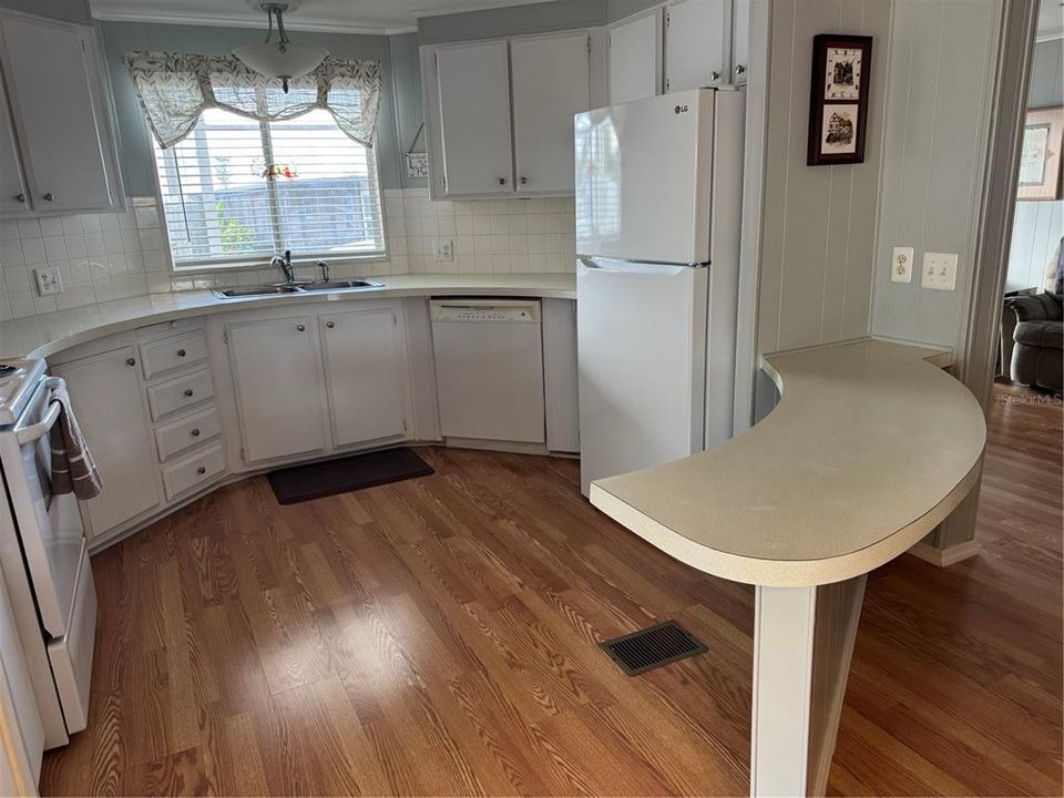 На продажу: $159,900 (2 спален, 2 ванн, 1055 Квадратных фут)