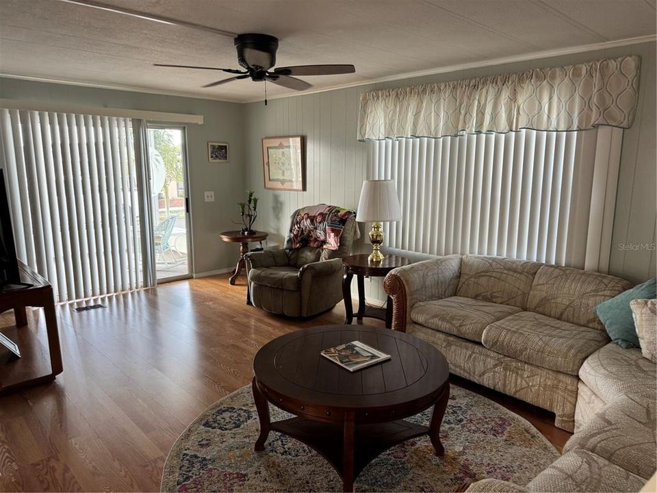 На продажу: $159,900 (2 спален, 2 ванн, 1055 Квадратных фут)