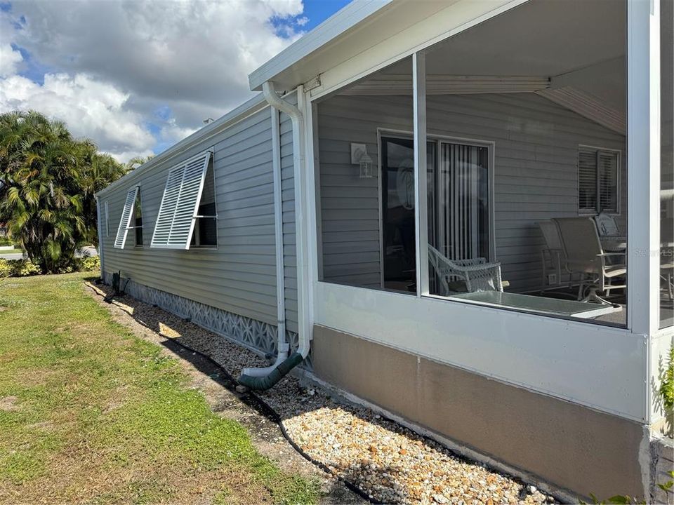 На продажу: $159,900 (2 спален, 2 ванн, 1055 Квадратных фут)