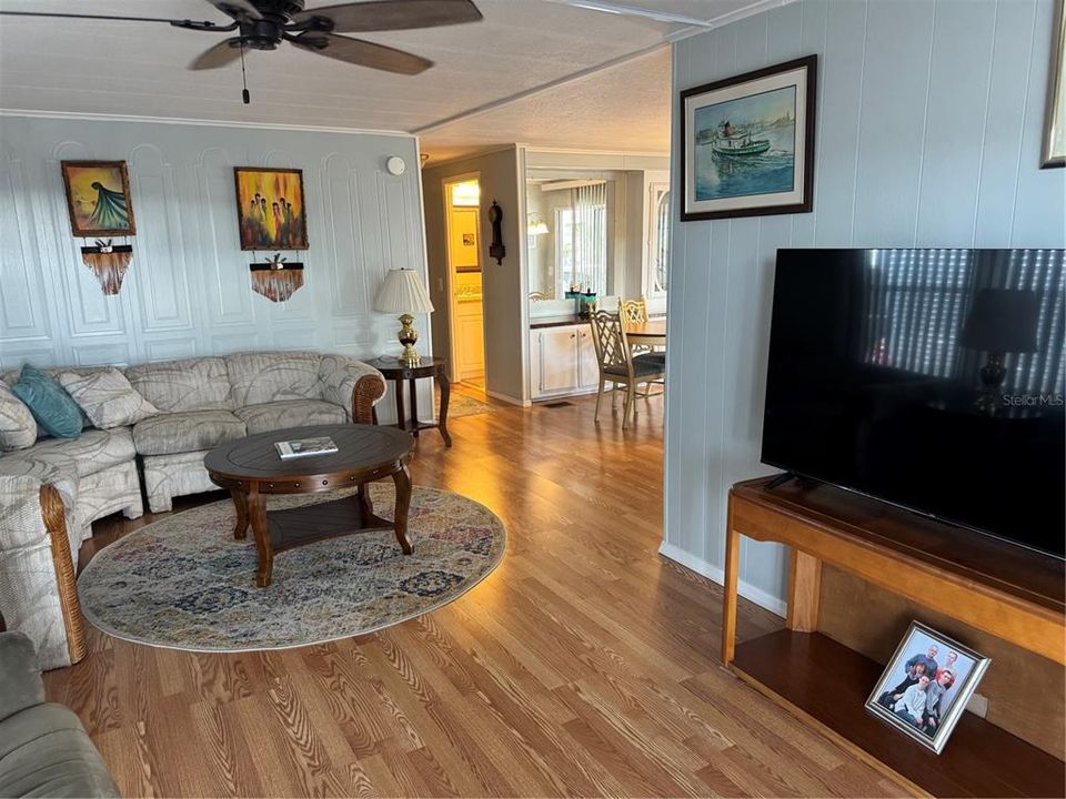 На продажу: $159,900 (2 спален, 2 ванн, 1055 Квадратных фут)