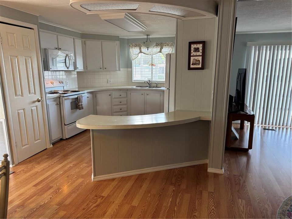 На продажу: $159,900 (2 спален, 2 ванн, 1055 Квадратных фут)