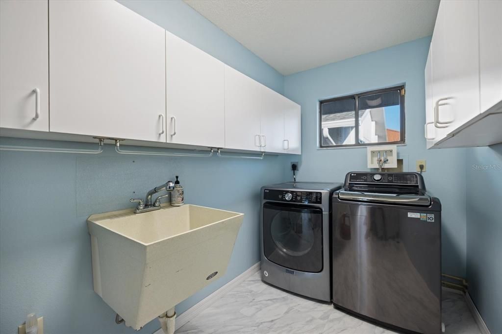 For Sale: $895,000 (3 beds, 2 baths, 2676 Square Feet)