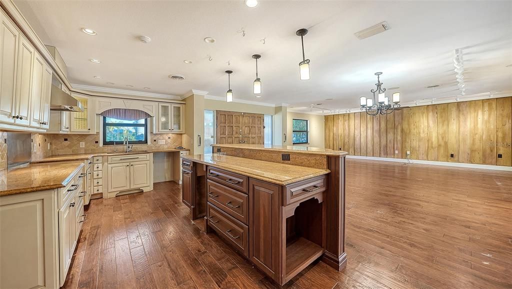 Под контрактом: $1,539,000 (3 спален, 2 ванн, 1660 Квадратных фут)