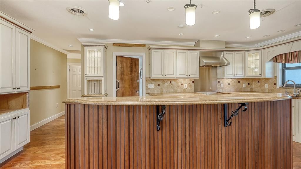 Под контрактом: $1,539,000 (3 спален, 2 ванн, 1660 Квадратных фут)