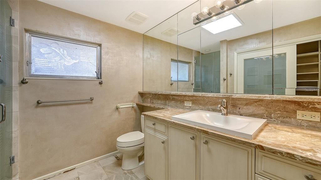 Под контрактом: $1,539,000 (3 спален, 2 ванн, 1660 Квадратных фут)