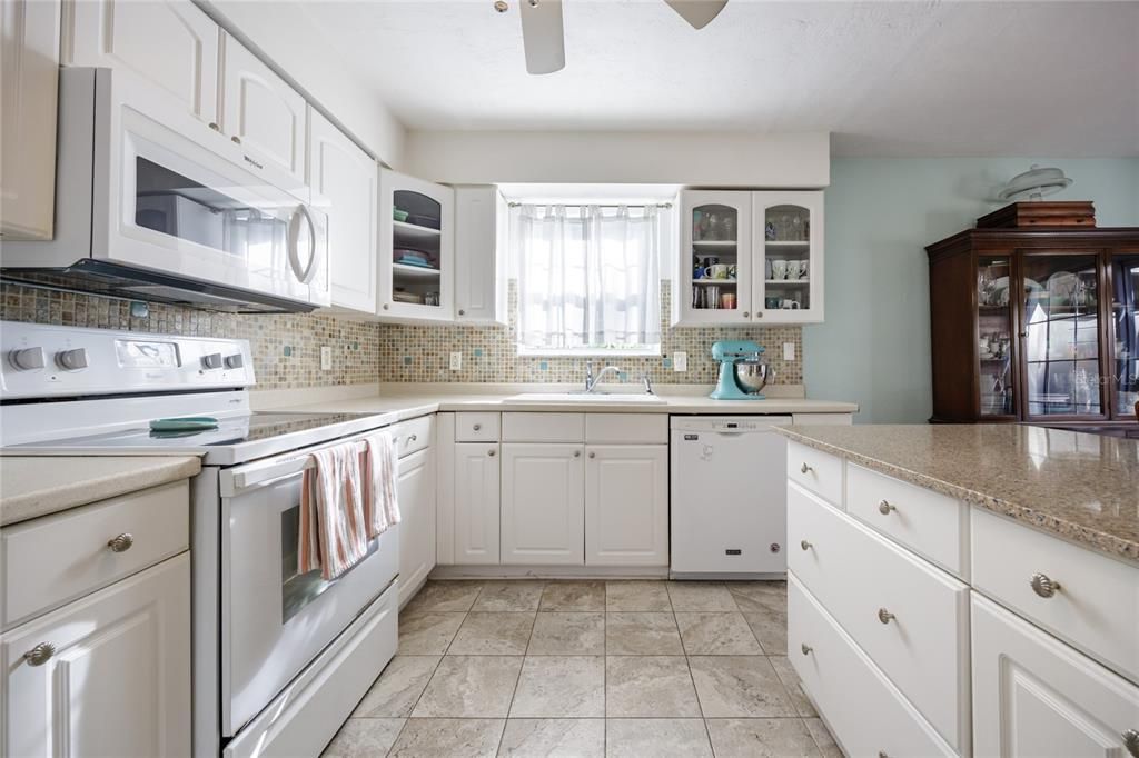 Active With Contract: $299,900 (3 beds, 2 baths, 1176 Square Feet)